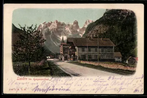 AK Landro /Ampezzothal, Vista del villaggio con montagne sullo sfondo