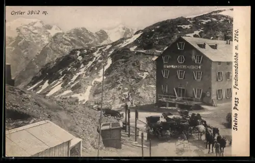 AK Passo dello Stelvio, Ferdinands Höhe con carrozze e montagne innevate sullo sfondo