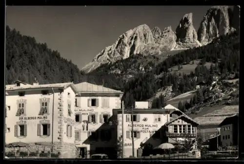 AK Campitello di Fassa, Albergo Mulino con sfondo montuoso maestoso