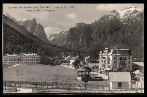 AK Dobbiaco, Veduta verso la Valle d`Ampezzo con alberghi e montagne delle Dolomiti