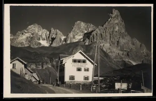 AK Passo Rolle, Albergo Vezzana e Cimon della Pala sullo sfondo alpino