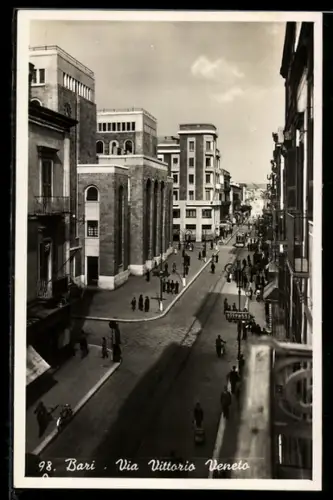 AK Bari, Via Vittorio Veneto con pedoni e edifici storici