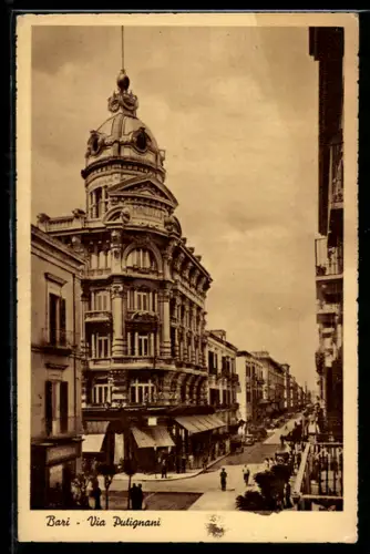 AK Bari, Via Putignani con imponente edificio storico e dettagli architettonici