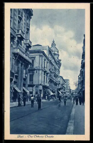 AK Bari, Via Vittorio Veneto con passanti e edifici storici