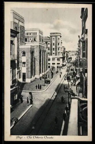 AK Bari, Via Vittorio Veneto con edifici storici e passanti