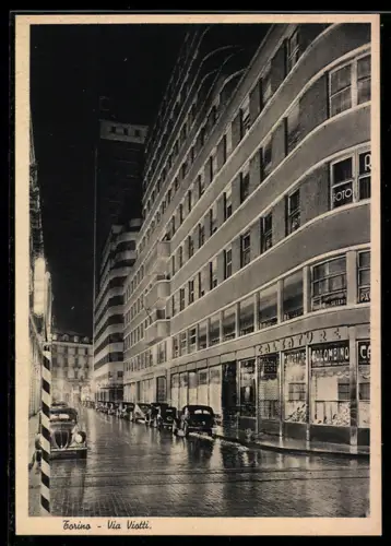AK Torino, Via Viotti di notte con automobili parcheggiate lungo la strada e edifici illuminati