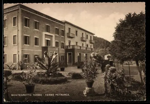 AK Montegrotto Terme, Terme Petrarca con giardino e vegetazione lussureggiante