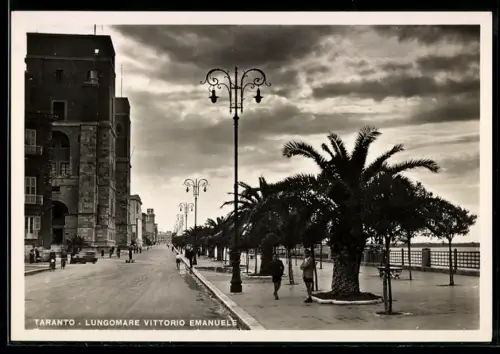 AK Taranto, Lungomare Vittorio Emanuele con palme e lampioni sotto un cielo nuvoloso