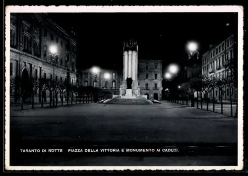 AK Taranto, Piazza della Vittoria e Monumento ai Caduti di notte