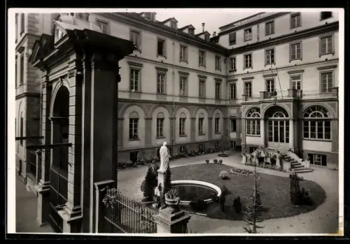AK Torino, Collegio S. Giuseppe, vista del cortile interno con fontana e statua