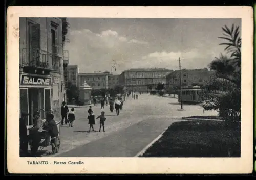 AK Taranto, Piazza Castello con passanti e negozi sullo sfondo