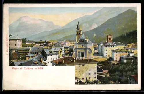 AK Pieve di Cadore, Veduta panoramica con chiesa e montagne sullo sfondo