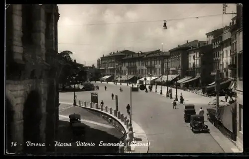 AK Verona /Piazza Vittorio Emanuele, Vista della piazza con auto e edifici storici