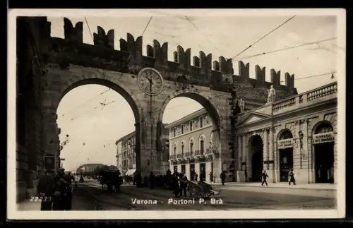 AK Verona, Portoni P. Brà con gente e carrozze