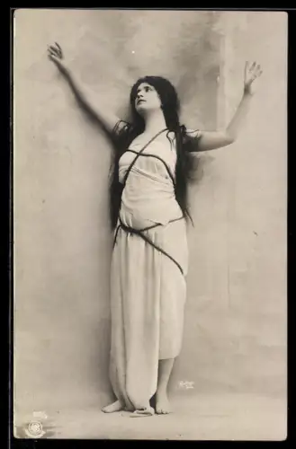 Foto-AK Atelier Reutlinger, Paris, junges Mädchen mit langen Haaren an die Wand gelehnt