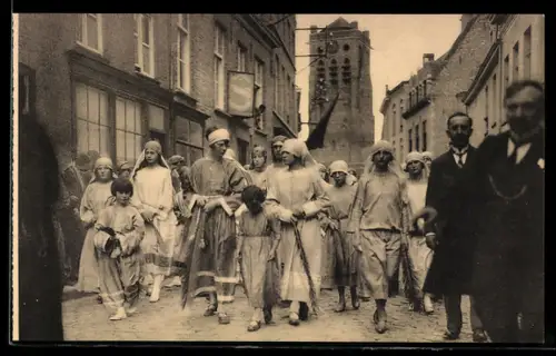 AK Furnes, Procession de Furnes, Femmes et Enfants chantant Hosannah