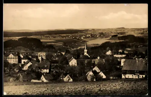 AK Lengefeld /Erzgeb., Ortsansicht mit Kirche und umliegender Landschaft