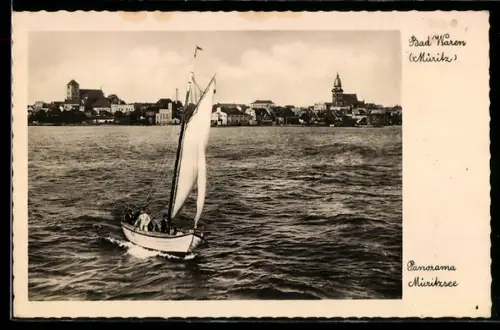 AK Waren /Müritz, Panorama mit Segelboot