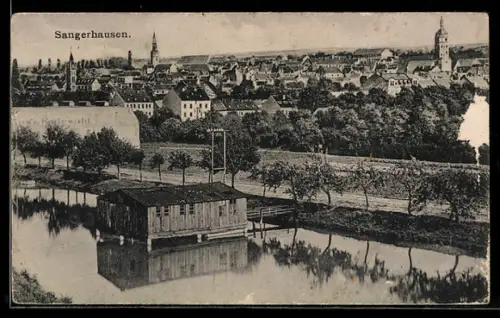 AK Sangerhausen, Stadtansicht mit Fluss und Ufergebäude