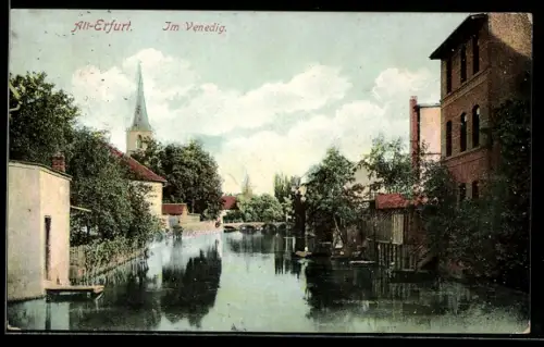 AK Erfurt, Im Venedig, Flussansicht mit Kirche und Häusern