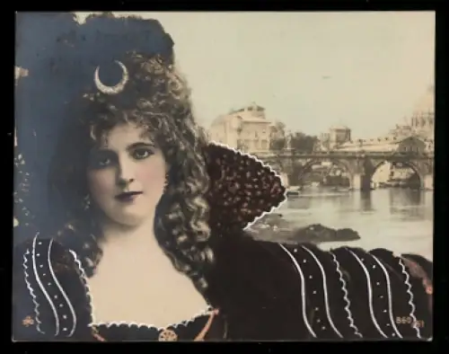 Mini-AK Schöne und elegante Frau vor einer Ortspartie mit Brücke