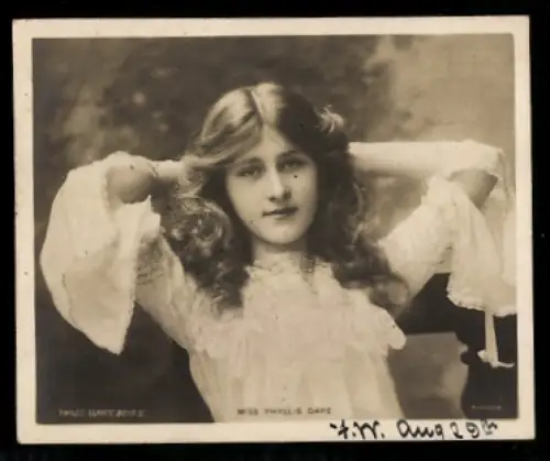 Mini-AK Miss Phyllis Dare im weissen Kleid