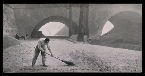 Mini-AK Balayeur à l`ouvrage de l`Hotel de Ville