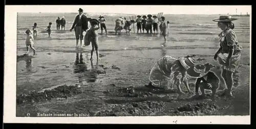 Mini-AK Enfants jouant sur la plage