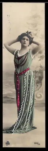 Mini-AK Hübsche Frau im Kleid hat die Hände in den Haaren