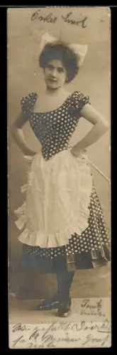 Mini-AK Schöne Frau im gepunkteten Kleid mit Schürze