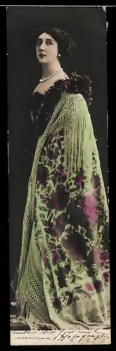 Mini-AK Elegante Dame mit Perlenkette im Halbprofil