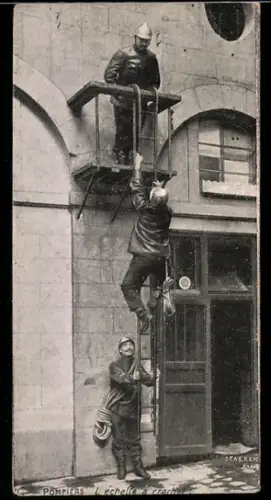 Mini-AK Feuerwehrmänner auf einer Leiter