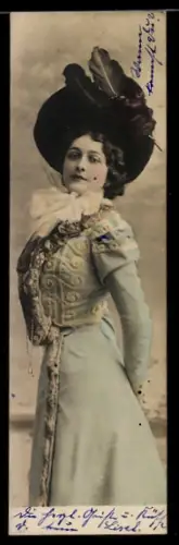 Mini-AK Schöne Frau mit auffälligem Hut