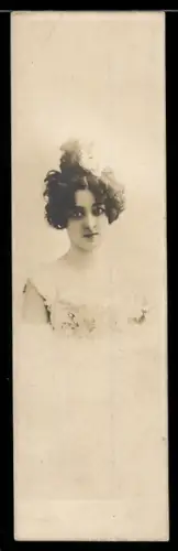 Mini-AK Portrait einer hübschen Frau mit Blumen in den Haaren