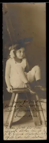 Mini-AK Junges Kind sitzt auf einem Hocker