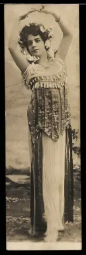 Mini-AK Hübsche Frau mit Blumen in den Haaren hebt die Arme über den Kopf