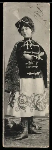 Mini-AK Hübsche Frau in Husarenjacke und verschränkten Armen