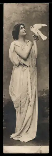 Mini-AK Hübsche Frau mit einer weissen Taube auf der Hand