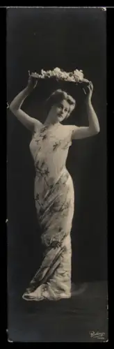 Mini-AK Schöne Frau mit einem Teller voller Blumen über ihrem Kopf