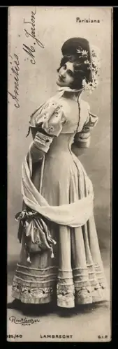 Mini-AK Hübsche Frau mit blumengeschmücktem Hut