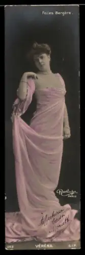 Mini-AK Hübsche Frau mit Perlenkette und rosafarbenem Kleid