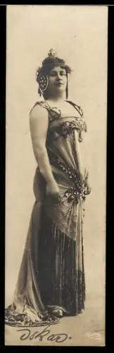 Mini-AK Hübsche Frau im Kleid und auffälligem Kopfschmuck