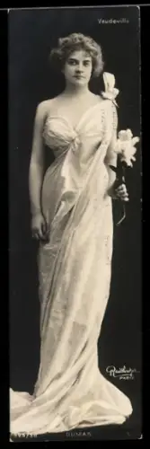 Mini-AK Hübsche Frau mit einer Blumenvase in der Hand