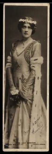 Mini-AK Schöne Frau mit Blumen in den Haaren und höfischem Kleid