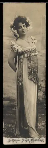 Mini-AK Hübsche Frau mit Blumen in den Haaren und auffälliger Kette