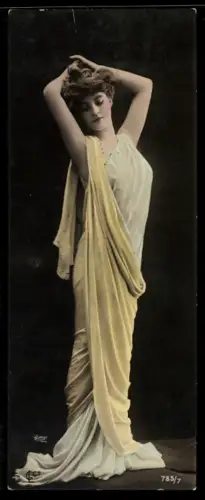 Mini-AK Schöne Frau im Kleid mit den Händen über dem Kopf