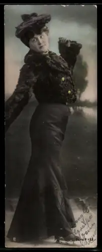 Mini-AK Hübsche Frau in dunkler Kleidung vor einer Landschaftspartie