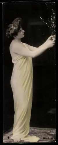 Mini-AK Hübsche Frau mit Zweigen in der Hand im Profil