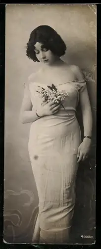 Mini-AK Schöne Frau im weissen Kleid mit Zweigen in der Hand