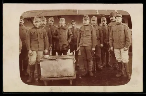 Foto-AK Österreichische Soldaten bei der Essensausgabe